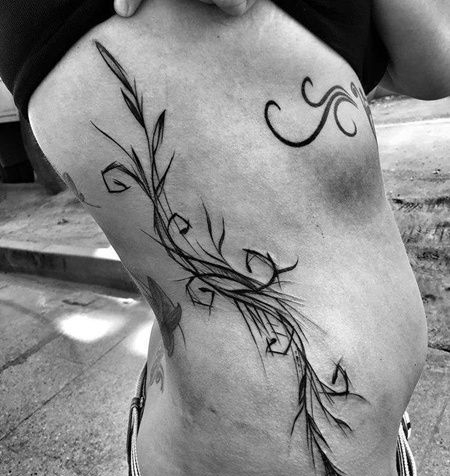 线条侧腰花纹身图案