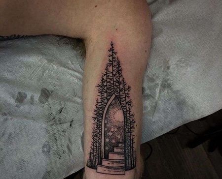 线条大臂树纹身图案