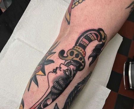 Old School小臂匕首女人纹身图案