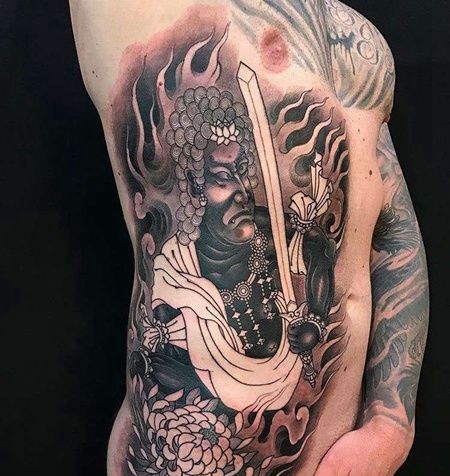 新传统侧腰不动明王纹身图案