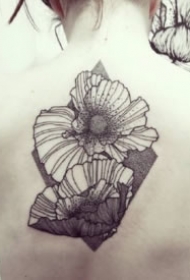 超帅的一组9张花卉线条纹身作品欣赏