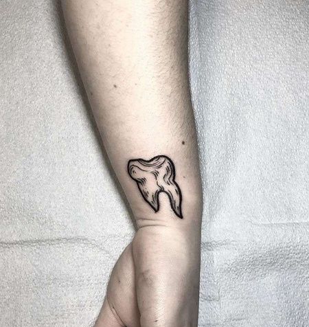 New School小臂牙齿纹身图案