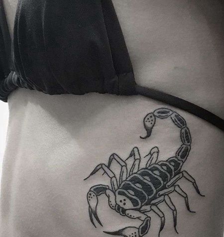 线条侧腰蝎子纹身图案