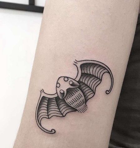 线条大臂蝙蝠纹身图案