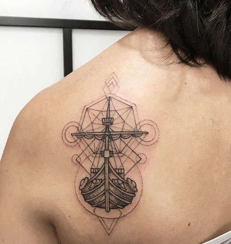 线条后背几何帆船纹身图案