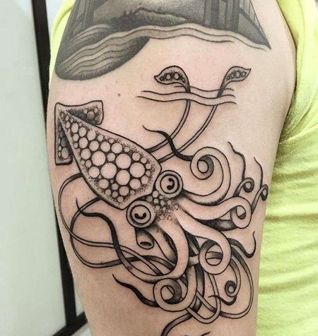 线条大臂鱿鱼纹身图案