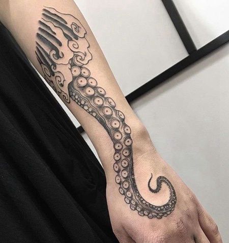 线条小臂章鱼纹身图案