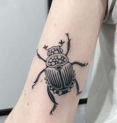 线条大臂甲虫纹身图案