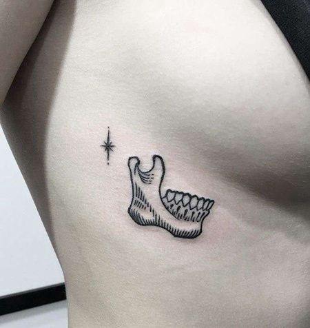 线条侧腰骷髅纹身图案