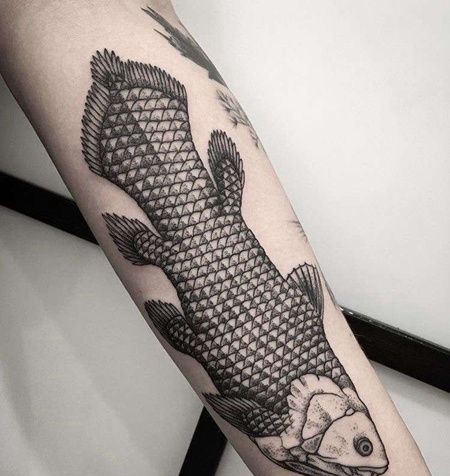 线条小臂鱼纹身图案