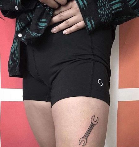 大腿扳手纹身图案