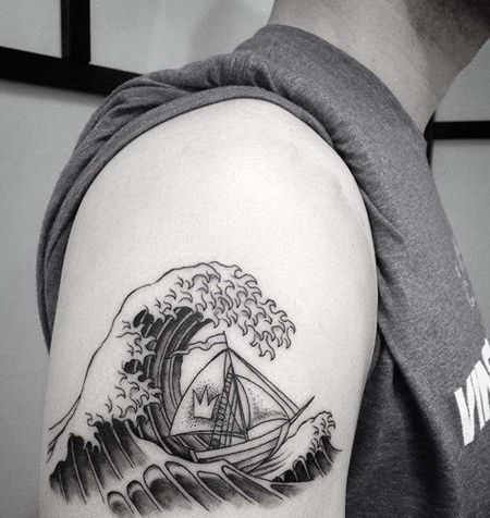 大臂海浪帆船纹身图案