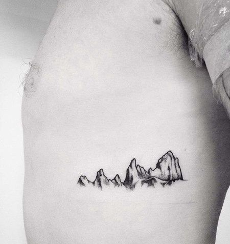 侧腰山纹身图案