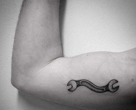 大臂扳手纹身图案