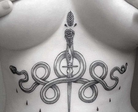 线条胸下蛇匕首纹身图案