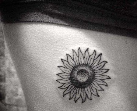 小清新侧腰向日葵纹身图案