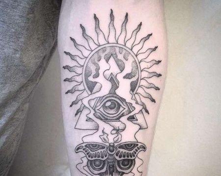 大臂太阳纹身图案