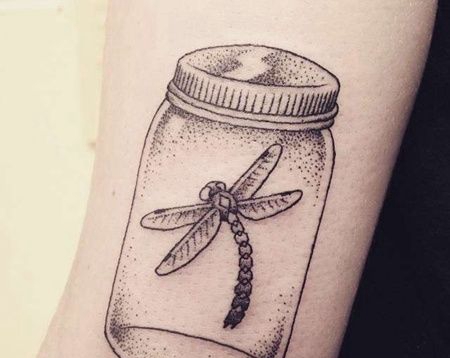 大臂瓶子纹身图案