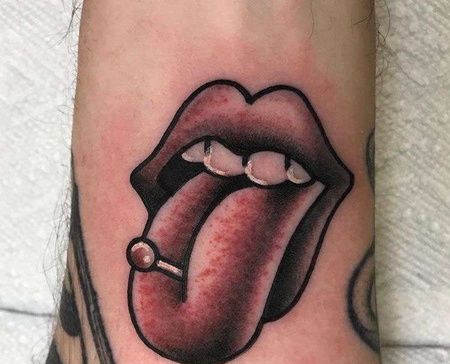 Old School小臂嘴唇纹身图案