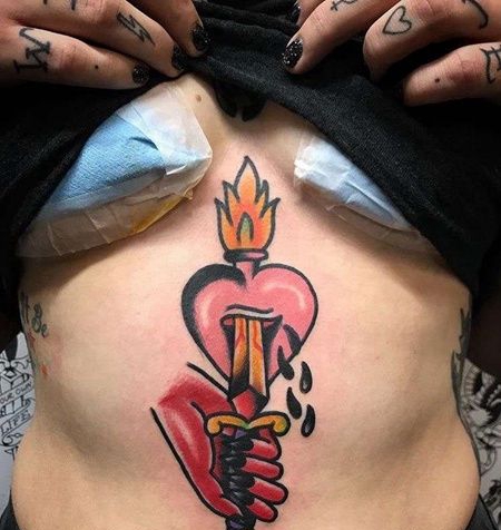 Old School胸下心手纹身图案