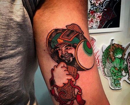 日式大臂锤子纹身图案