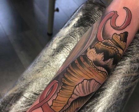 New School小臂海螺纹身图案