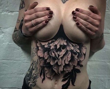 新传统胸下牡丹纹身图案