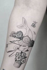 一组孤单的鲸鱼纹身图案欣赏