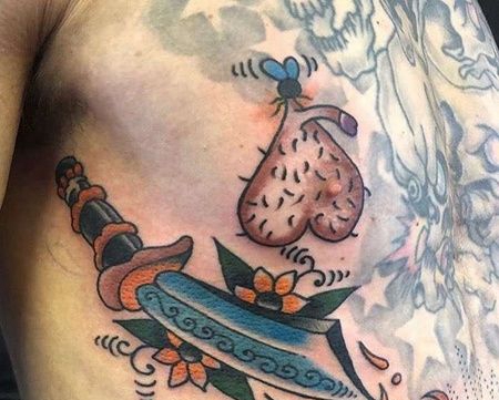 New School胸下刀纹身图案