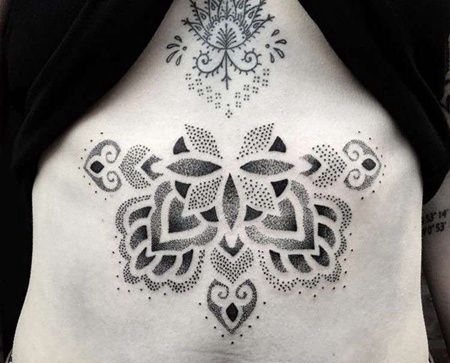 点刺胸下花卉纹身图案