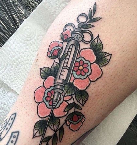 New School小腿注射器花卉纹身图案