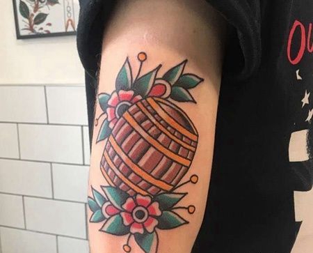 Old School大臂花卉木桶纹身图案