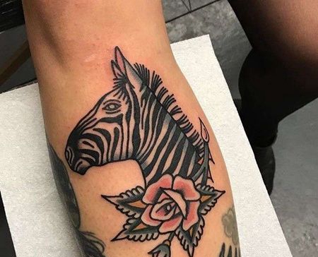 Old School小腿斑马玫瑰纹身图案