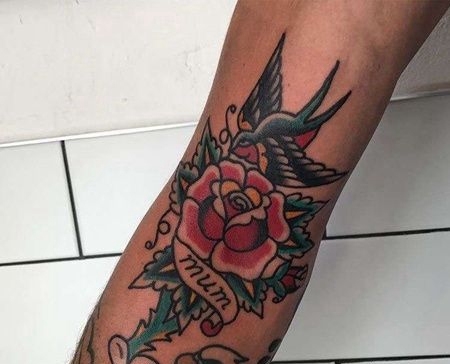 Old School胳膊玫瑰燕子纹身图案