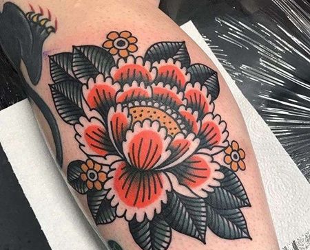 Old School小腿牡丹纹身图案