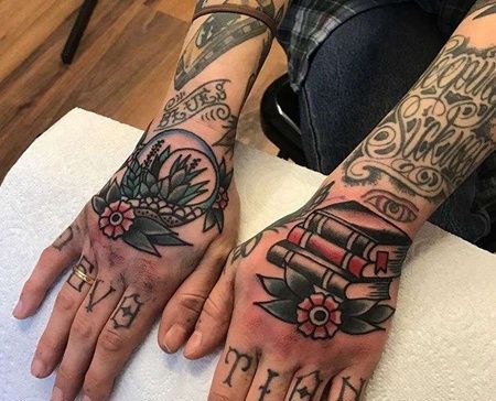 Old School手背月亮书纹身图案