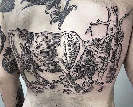 线条腹部羊纹身图案