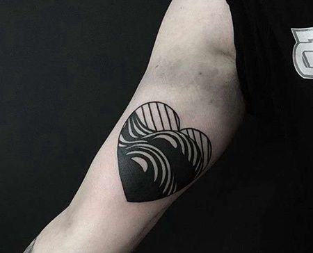 线条大臂心纹身图案