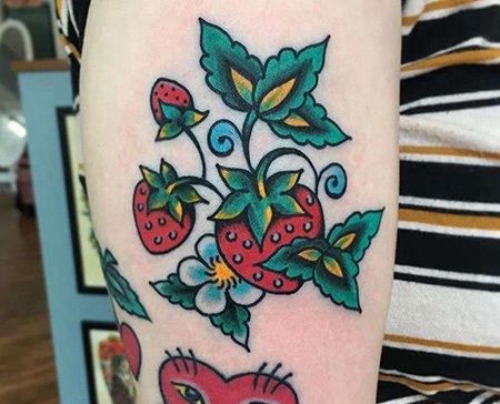 Old School大臂草莓纹身图案