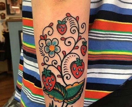 Old School小臂草莓纹身图案