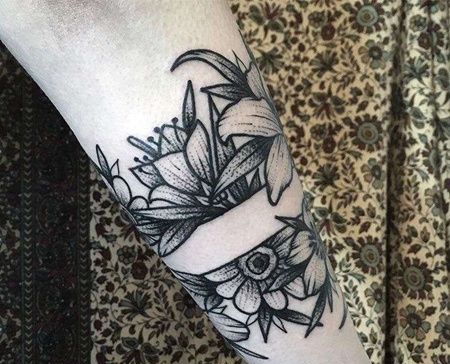 点线小臂花卉花环纹身图案