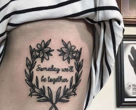 Old School侧腰花卉纹身图案