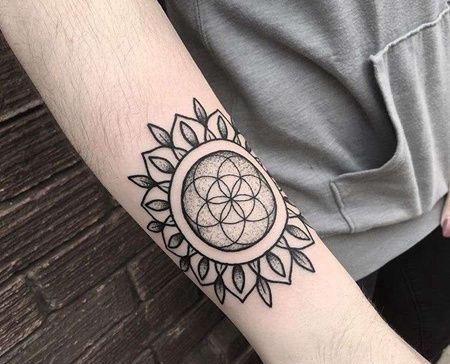 线条小臂繁花纹身图案