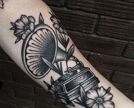 Old School小臂唱片机纹身图案