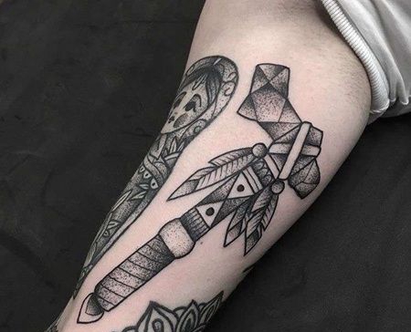 Old School大臂石斧纹身图案