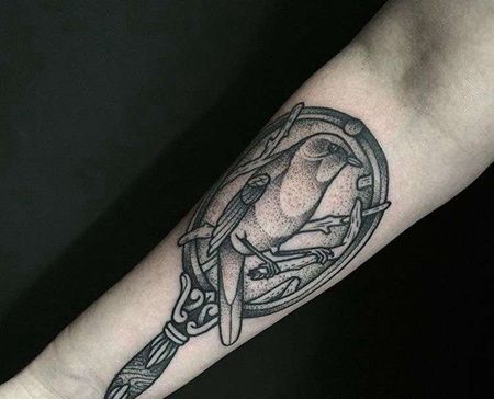 Old School小臂镜子鸟纹身图案