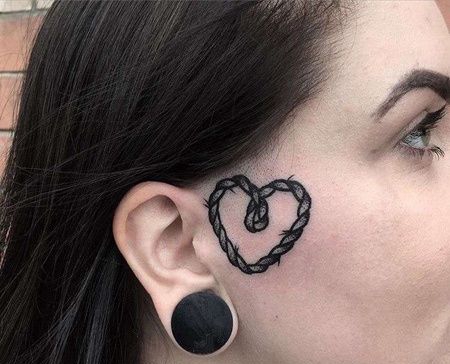 Old School脸上绳索心纹身图案