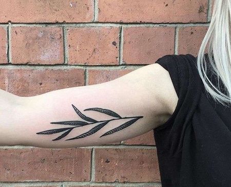 Old School大臂叶子纹身图案