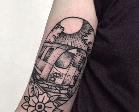 Old School大臂动车纹身图案