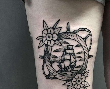 Old School大腿船舵帆船纹身图案